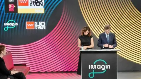 Ayuso este miércoles rubr¡cando el contrato | Foto de Ayuntamiento de Madrid