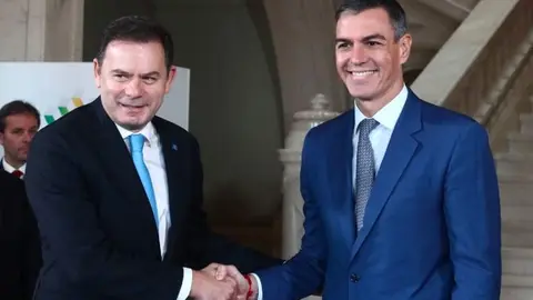 Sánchez y Luís Montenegro, en la localidad de Faro -  Foto de Pool Moncloa/Fernando Calvo