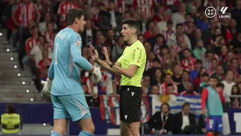 El colegiado habla con Courtois durante el derbi - Imagen de la RFEF