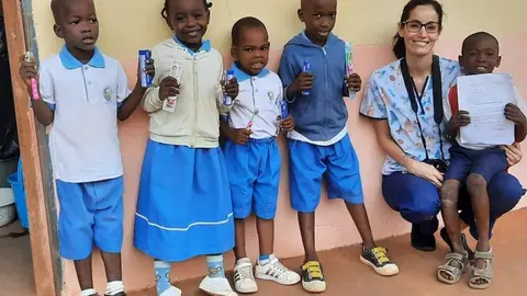 Varios niños con sus nuevos cepillos y pastas de dientes - Ruth Agnoli