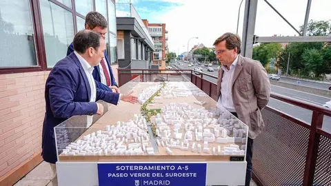 Almeida (derecha) visitando la maqueta de la A-5 | Foto de Ayuntamiento de Madrid