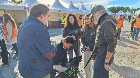 Borja Fanjul (segundo por la izquierda) con uno de los perros | Foto de Ayuntamiento de Madrid