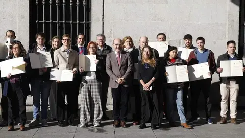 José Fernández (en el centro) junto a los funcionarios - Foto Ayuntamiento de Madrid