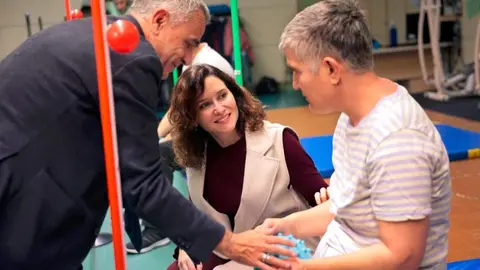 Díaz Ayuso en las instalaciones de la Asociación Nuevo Horizonte en Las Rozas de Madrid - Foto Comunidad de Madrid