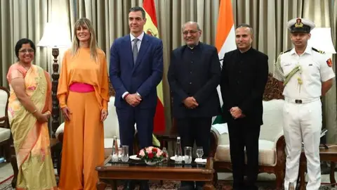 Pedro Sánchez y Begoña Gómez con el gobernador del Estado de Maharashtra, Shri C.P. Radjakrishnan, en India - Foto de Pool Moncloa/Fernando Calvo