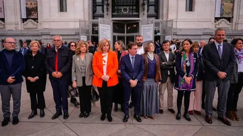 Asistentes al minuto de silencio por las víctimas de la DANA - Foto Ayuntamiento de Madrid