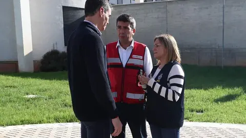 El presidente del Gobierno, Pedro Sánchez, habla con el de la Generalitat Valenciana, Carlos Mazón, a su llegada al Cecopi instalado en L'Eliana | Foto de Pool Moncloa/Fernando Calvo