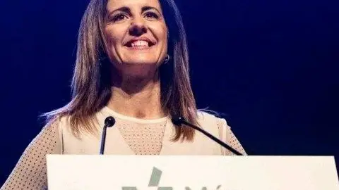 El Ayuntamiento de Alcorcón ha implementado un nuevo servicio destinado a ofrecer atención psicológica gratuita al alumnado de educación pública, en respuesta a las preocupaciones manifestadas por los centros educativos sobre la salud mental de los niños. Trinidad Castillo, concejala de Transición Ecológica, Movilidad, Educación y Medio Ambiente de Alcorcón, explicó en una entrevista que durante sus visitas a colegios e institutos, los equipos directivos le expresaron su inquietud por el aumento de los protocolos relacionados con el suicidio y otras problemáticas.
Castillo comentó que las conversaciones con los centros educativos les dejaron “asustados y perplejos”, lo que llevó al Ayuntamiento a actuar a pesar de que la salud mental es competencia de la Comunidad de Madrid. Decidieron establecer este recurso innovador en la región, centrándose en la prevención del fracaso escolar y el absentismo.
El servicio se lleva a cabo sin necesidad de recursos adicionales, mediante una reestructuración del personal existente, y cuenta con la colaboración de psicólogas y equipos de orientación que derivan casos que requieren atención inmediata. Castillo subrayó la importancia de involucrar a las familias en el proceso de intervención, ya que trabajar tanto con el menor como con su unidad familiar es fundamental para lograr resultados positivos.
El Ayuntamiento ha establecido un plan que incluye diez sesiones, una por semana, para garantizar que la atención no se limite a una sola consulta. La iniciativa está dirigida exclusivamente a estudiantes de centros públicos, asegurando que todos los alumnos tengan acceso equitativo a los servicios necesarios, independientemente de su situación económica. 
“Es inaceptable que el acceso a servicios esenciales dependa del poder adquisitivo de las familias”, enfatizó Castillo. Además, el Ayuntamiento ha lanzado otra iniciativa para permitir que estos estudiantes aprendan a nadar y accedan a las piscinas, abordando así otra necesidad expresada por las instituciones educativas. Con estas acciones, Alcorcón busca mejorar el bienestar de sus jóvenes y brindarles oportunidades que de otro modo podrían estar limitadas por factores económicos.