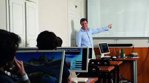 Un profesor imparte una clase en un curso de recuperación de puntos para el carné de conducir | Foto de DGT