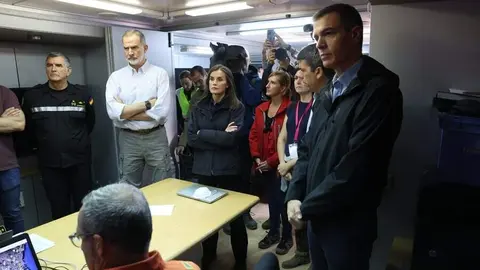 Los Reyes visitando el puesto de mando de Paiporta | Foto de Casa Real