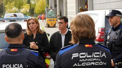 La alcaldesa de Alcorcón con agentes que han colaborado en reunir la ayuda humanitaria - Foto del Ayuntamiento de Alcorcón