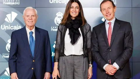 Foto de familia tras la firma del acuerdo entre Fundación Real Madrid y Unicaja | Foto de la Fundación Real Madrid