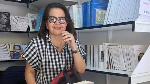 La laureada escritora boliviana Verónica 
Ormachea galardonada con el Premio 
Internacional del Libro Latino, de Estados Unidos