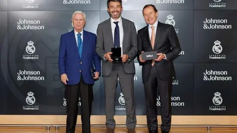 Emilio Butragueño y Ramiro Negral, tras la firma del convenio | Foto de la Fundación Real Madrid