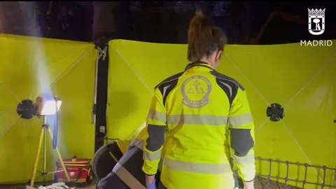 Emergencias actuando tras el incendio en la vivienda - Foto de emergencias Madrid