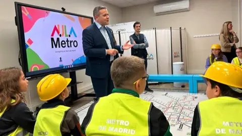 El consejero Rodrigo con estudiantes del CEIP El Trigal de Fuenlabrada en el nuevo espacio del Centro Logístico de Canillejas - Foto Comunidad de Madrid