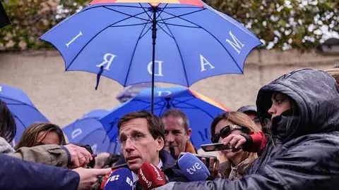 El regidor, atendiendo a los medios | Foto del Ayuntamiento de Madrid