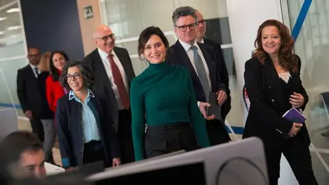 Isabel Díaz Ayuso hoy en la sede de Roche informatics - Foto Comunidad de Madrid