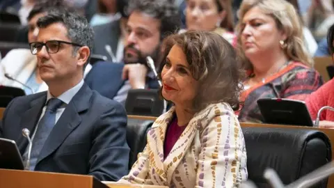 La vicepresidenta primera del Gobierno, María Jesús Montero, y el ministro de la Presidencia, Justicia y Relaciones con las Cortes, Félix Bolaños - Foto PSOE