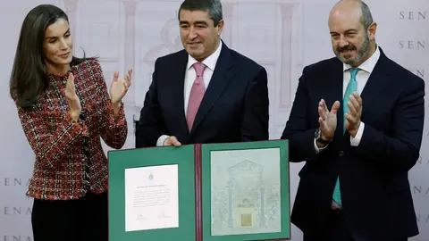 Pablo R. Lago, galardonado con el Premio Luis Carandell de Periodismo Parlamentario con la Reina Letizia - A.R.A.