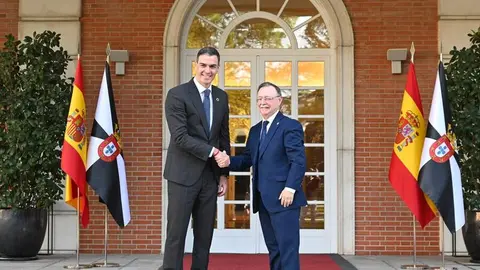 Pedro Sánchez y Juan Jesús Vivas | Foto de Pool Moncloa/Borja Puig de la Bellacasa