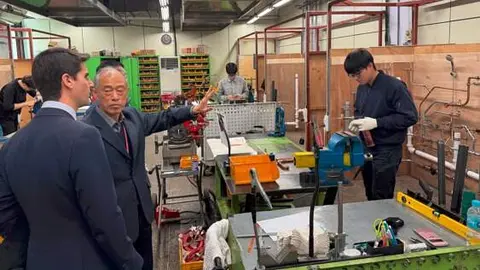 El consejero Viciana hoy en el Seoul Technical High School y la Universidad Nacional de Seúl - Foto Comunidad de Madrid