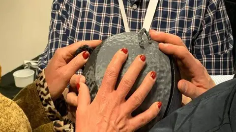 Una persona con uno de los elementos que se usarán en los talleres | Foto de Ayuntamiento de Madrid