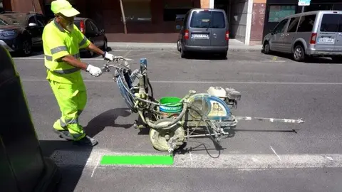 Un operario pinta las líneas de la zona SER | Foto de Ayuntamiento de Madrid