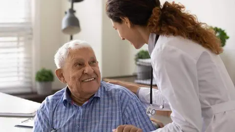 medico y persona mayor - Comunidad de Madrid