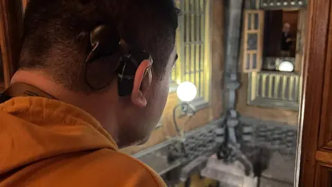 Grupo de jóvenes con implante coclear de Federación AICE visitaron el Palau Güell en Barcelona - Federación AICE