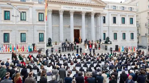Primer izado solemne de la bandera en la plaza de las Cortes en 2022 - Foto Gobierno de Canarias