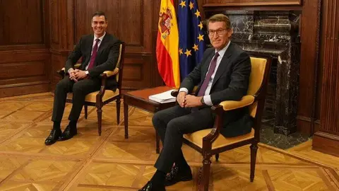 El presidente del Gobierno, Pedro Sánchez, y el líder del PP, Alberto Núñez Feijóo, en una reunión en el Congreso el 22 de diciembre de 2023 | Foto de PP/David Mudarra