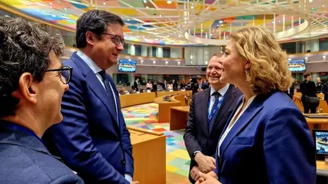 Óscar López y la vicepresidenta responsable de tecnología de la UE, Henna Virkkunen, antes del inicio del Consejo de Ministros de Telecomunicaciones de la UE | Foto de Ministerio de Transformación Digital