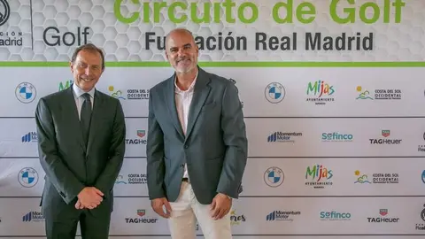 Emilio Butragueño, director de Relaciones Institucionales del Real Madrid y a la izquierda de la imagen, en la presentación de la prueba en Mijas | Foto de Fundación Real Madrid
