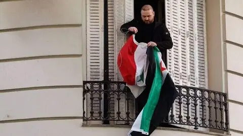 Celebración frente a la Embajada de Siria en Madrid tras la caída de Bashar al Asad