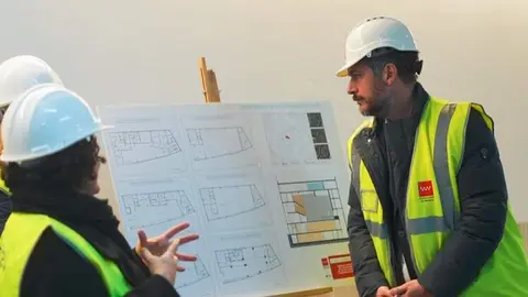 El consejero García Martín en las obras del Centro Europeo  de Artes Escénicas y Audiovisuales de Getafe - Foto Comunidad de Madrid