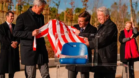 Gil Marín, Almeida y Enrique Cerezo en la inauguración del parque - Foto Ayuntamiento de Madrid