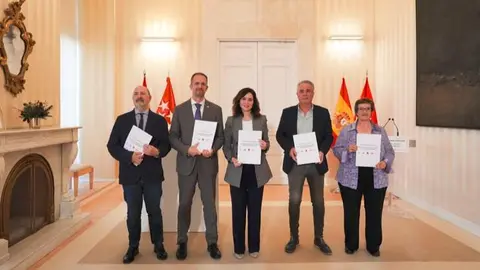 Díaz Ayuso en la firma del nuevo acuerdo para el personal funcionario y laboral - Foto Comunidad de Madrid