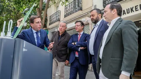 Almeida junto a varios concejales mostrando unos contendores de basura soterrados - Foto Ayuntamiento de Madrid