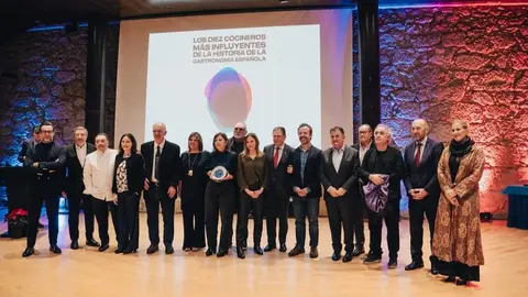 Los diez cocineros españoles más influyentes de la gastronomía al ser homenajeados por la Asociación Fomento de la Cocina Asturiana en Oviedo