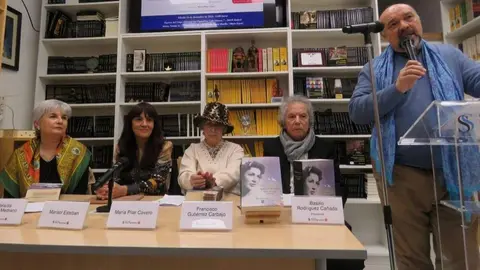 Adelaida Porras; Marisol Esteban; María Pilar 
Cavero; Francisco Gutiérrez Carbajo y Basilio 
Rodríguez Cañada, de pie - José Belló