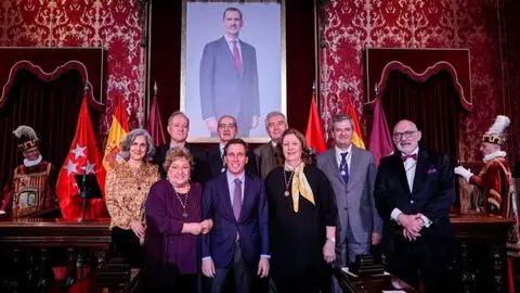 Almeida junto a los nuevos cronistas - Foto Ayuntamiento de Madrid
