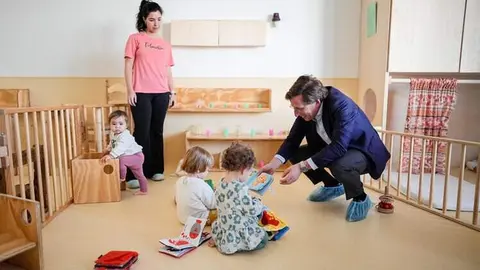 El alcalde de Madrid jugando con niños | Foto de Ayuntamiento de Madrid