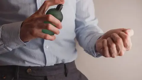 hombre-echandose-perfume-muneca_58