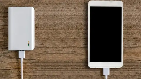 Cargador asociado a un dispositivo móvil y una 'power bank' | Foto de 123rf/coolhand1180