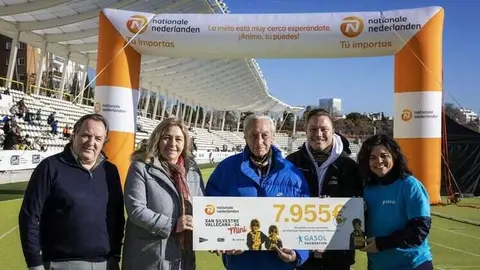 La vicealcaldesa de Madrid, Inma Sanz, entregando el cheque a Gasol Fundation en la San Silvestre Vallecana Mini junto al concejal madrileño Jaime González Taboada | Foto de Ayuntamiento de Madrid