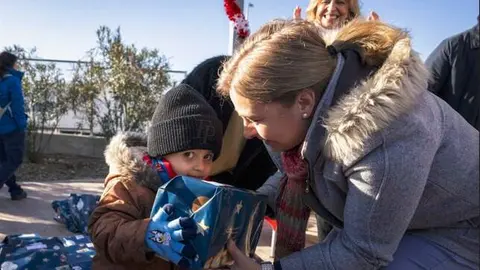 La vicealcaldesa de Madrid, Inma Sanz, durante la entrega de juguetes a los niños - Foto Ayuntamiento de Madrid