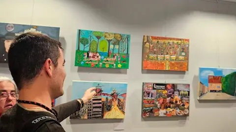 Autores de la exposición contemplan algunas obras | Foto de la Fundación Pablo VI