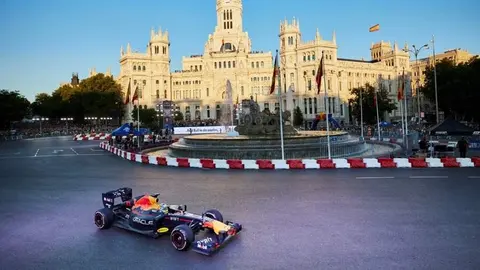 Coche F1 en el evento exhibición Red Bull