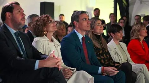 Varios ministros acompañan a Pedro Sánchez en un foro de vivienda en Madrid - Foto de Pool Moncloa/Borja Puig de la Bellacasa